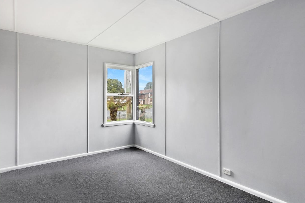 Bay window bedroom before staging